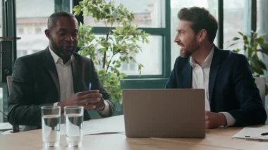 İki erkek iş adamı, pozitif profesyoneller hakkında konuşmaktan mutlu olur. Bilgisayarda başarı pazarlama, kaygısız büyüme, heyecan verici iş adamları bilgisayar veri işlerinde başarılı olan çeşitli işçileri hayrete düşürür.