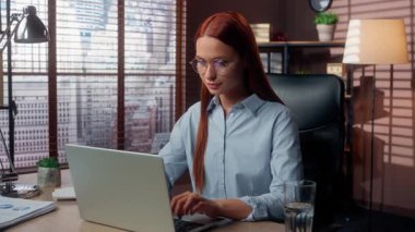 Ofisteki beyaz iş kadını dizüstü bilgisayarla düşünme çözümü yazarken iş yerinde çalışan yaratıcı iş kadını kadın işçiye karar verme konusunda tereddüt ediyor. İnternet 'e göz atma fikrini düşün.