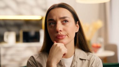 Düşünceli, düşünceli, endişeli, düşünceli kadın, beyaz kadın, bayan kız, ev sahibi, çözüm düşünen, kararsız, kararsız, kapalı bir daireyi planlamaktan şüphe duyan, kafası karışık bir tablo.