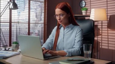 Beyaz iş kadını ofiste dizüstü bilgisayarı gösteriyor. Hey sen buraya iş kadını bir kız olarak geldin. Danışmanlık davetine katılmaya davet ediyorsun.