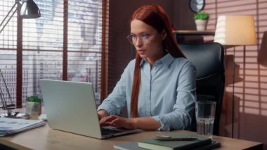 Ofiste çalışan Kafkasyalı iş kadını, iş yerinde bilgisayarla sersemlemiş iş kadını kadına bakarken ağzı açık kaldı. Haberlere tepki veren inanılmaz bir iş şoku.