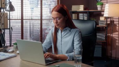 Kafkasyalı iş kadını bilgisayarında yazı yazıyor. Baş ağrısı çekiyor. Yorgun, hasta, hasta, iş yerinde çalışan kadın, migren ağrısı çekiyor.