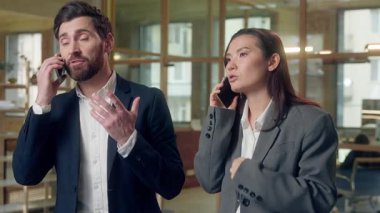 Çok uluslu iş ortakları kızgın cep telefonları stresli gerginlik çatışmaları Koreli beyaz adamın bağırışlarını açıklayan sinir bozucu ofis akıllı telefon sorunları kriz pazarlığı tartışmaları