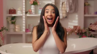 İspanyol kadın, Latin Arap kızı, etnik genç kız, ağzı açık, şaşırtıcıydı. Şaşırtıcı haberler. Gülümseme, şok etkisi.