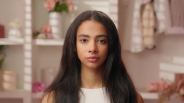 Latin kökenli güzel bir Latin kadın portresi. Ciddi duygusal kız. Makyaj rutini.