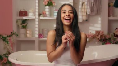 Mutlu Latin kadın pozitif Latin kız pembe şeker banyosu sabun şampuanı, neşeli gülümseme sağlıklı cilt kozmetik cilt bakımı güzellik