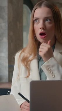 Düşünceli düşünce, yaratıcı işlerde tereddüt etmek, beyaz kadın iş kadını, kadın girişimci, ofiste fikir üretmek, çözüm bulmak, iş konusunda notlar yazmak, iş konusunda karar vermek.