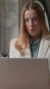 Mutlu gülümseyen beyaz iş kadını kadın iş kadını videoyu bitiriyor. İnternetteki konferansı tamamlıyor. Ofis danışmanı olarak hoşça kal diyor.