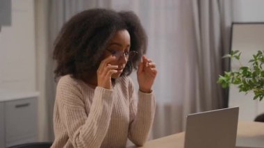 Yorgun, Afro-Amerikan kadın, serbest çalışan kadın iş kadını, bilgisayardan bilgisayar kullanıyor, göz yorgunluğu çekiyor, acı çekiyor, gözlük çıkarıyor, baş ağrısı çekiyor, migren oluyor.