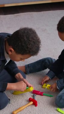 İki Afro-Amerikalı çocuk tamir aletleri oynuyorlar. Aile çocukları, çocuklar arkadaşlar, arkadaşlar inşaat oyunu oynuyorlar. Hafta sonunu apartmanda mutlu bir ilişki kurarak geçiriyorlar.