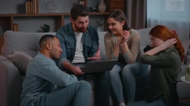 Dizüstü bilgisayarlı dört farklı etnik arkadaş ev partisinde mutlu bir şekilde iletişim kuruyor. Çok ırklı insanlar internetten film seçmeyi tartışıyorlar. Birlikte seyahat siparişi veriyorlar.