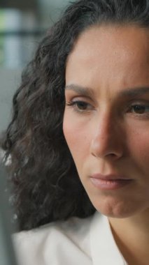 Ofisteki bilgisayar üzerinde çalışan İspanyol iş kadını Arap etnik iş kadını bilgisayardaki monitöre bakıyor gülümsüyor daktilo yazarak internet işi yapıyor profesyonel kadın projeyi geliştiriyor.