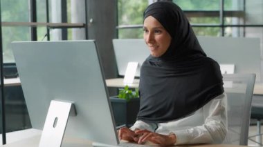 Mutlu Müslüman iş kadını bilgisayar Arap iş kadını kadın bayan işkadını ile kazandı. İşveren kız işvereni ofisteki bilgisayarla zafer kazandı. İslamcı kadın internet şirketinin web büyümesinde iyi sonuç elde etti.