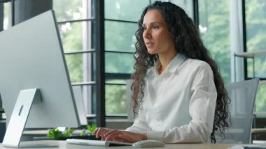 Mutlu İspanyol iş kadını ofiste bilgisayar ile kazandı. Etnik iş kadını kız yönetici bilgisayarı yazdı. İnternette kazandı.