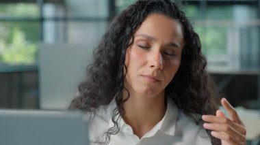 Yakın plan İspanyol iş kadınlarına ilham kaynağı oldu. Ofiste sakin müzik dinleyen bilgisayar işkadını. Ses kaydı.