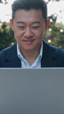 Mutlu Asyalı iş adamı dizüstü bilgisayarla kazanırken seviniyor bilgisayar koreli iş adamı zaferi online internet üzerinden kazanıyor Çin 'de çalışan Çinli erkek çalışanlar seviniyor