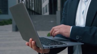 Şehirdeki tanınmayan bir iş adamının elinde internet siber-uzay uygulaması ile çalışan bilinmeyen bir işadamının elinde kablosuz bilgisayar aygıtı var.