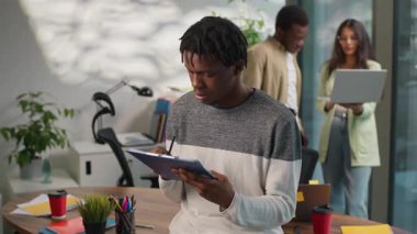 Konsantre olmuş Afro-Amerikalı iş adamı, yazma üzerine kafa yoruyor. Gayri resmi yaratıcılık bürosunda çalışan iş adamı, iş arkadaşları, dizüstü bilgisayarla ilgili üç iş adamını tartışıyor.