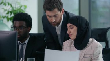 Çeşitli iş grupları, Afrika kökenli Amerikalı Kafkasyalı iş adamları, tesettür bilgisayarlı iş kadınları, şirket çalışmalarını inceleyen şirket çalışmalarını üç farklı etnik kökenli işçiyi konu alıyor.