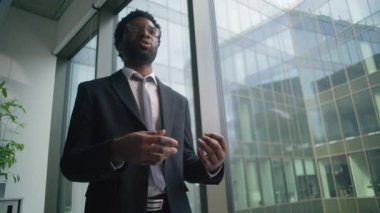 Afrikalı Amerikalı iş adamı erkek danışman şirket CEO 'su danışman müşteriyle ofiste tokalaşırken konuşuyor. İki farklı ırktan iş adamı el sıkışarak işe alma işi yapıyor.