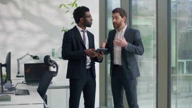 İki çok ırklı iş adamı, dijital tablet şirketinde işe başlamak için duygusal tartışmalar yapıyorlar. Çeşitli erkek iş arkadaşları işbirliği hakkında konuşuyorlar. Şirket arkadaşlığı haberleri paylaşıyorlar.