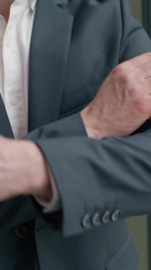 Portre mutlu gülümsüyor, kendinden emin orta yaşlı beyaz iş adamı el ele tutuşup kamera karşısında gülümsüyordu. Yetişkin iş adamı, yönetici, girişimci, girişimci, girişimci, girişimci, iş adamı ve iş adamı.