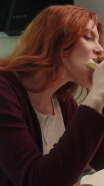 Kafkas kadın bayan kız, yemek yemekten, çiğnemekten, çiğnemekten, tatmaktan, lezzetli burgerlerden, aşırı kilolu, sağlıksız yemek ürünü, kalori ağırlığı diyet fiyaskosundan memnun.