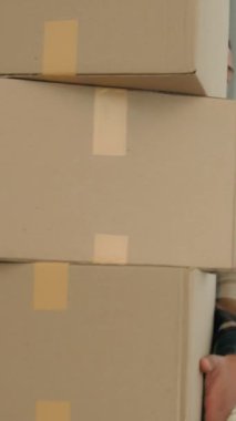 Afro-Amerikalı bir adam paketleri bırakıyor mutfak sahibi erkek bir sürü kutu taşıyor ev sahibi stresli ev sahibi sorunlu ev sahibi sorunlu ev sahibi