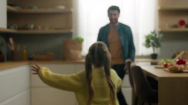 Kafkas ailesi, ev mutfağında mutlu sabahlar. Düşünceli adam ayağa kalkıyor küçük kız çocuk babaya koşuyor ayağa kalkıyor bebek dönüyor etrafında dönüyor komik bir an dönüyor kız çocuğu gülümsüyor