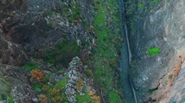 Sierra Nevada dağlarındaki dar kayalık kanyonun havadan görünüşü sarp kayalık kayalıklar duvarlar yeşil doğa ağaçları nehir suyu doğal nehir yatağı vahşi manzara macerası gezisi