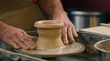 Bilinmeyen Kafkasyalı adam, küçük işletme sahibi işadamı, el emeği, el emeği, el emeği, çömlek çamuru şekillendirme, vazo yapma, dönen çember çanak çömlek yapma, kapalı alanda dönme dolaplar yapma.