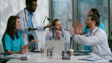 Çeşitli beş kişinin çeşitli etnik gruplara mensup olduğunu savunan tıp öğrencileri tartıştılar. Stajyerler, sağlık muayenesi tanı ekibi beyin fırtınası hakkında tartıştılar.