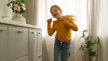 Kafkasyalı küçük mutlu çocuk şarkı söylüyor, dans ediyor, dans ediyor, dans ediyor, eğleniyor, eğleniyor, yer değiştiriyor, neşeli neşeli hafta sonları gülümsüyor.