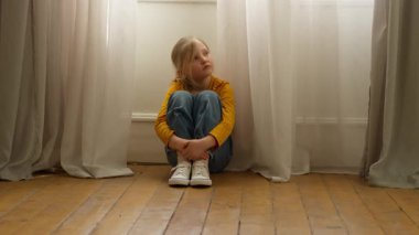 Üzücü duygusal melankoli Kafkasyalı küçük kız çocuğu dizlerinin üzerinde oturuyor sorunlu bir aile boşanması sıkıcı bir yalnızlık, ev içi şiddet zorbalığından acı çekiyor.