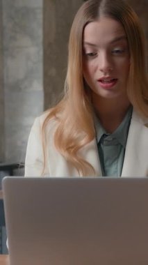 Kafkasyalı duygusal iş kadını kadın yönetici ofis çalışanı internet üzerinden konuşan iş kadını laptop konferansını kullanarak proje danışmanlığı istemcisi hakkında iletişim kuruyor.