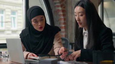 İki çok ırklı iş kadını iş dünyası kadın takımı duygusal konuşmalar yaparak sorunlarını tartışıyor. Müslüman akıl hocası Asyalı stajyere ofiste evrak işlerinde yardım ediyor.