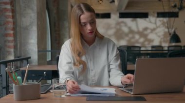 Konsantre Kafkasyalı iş kadını elinde belgelerle kadın iş kadını baş ağrısı, baş ağrısı, migren, sağlık, yorgunluk, aşırı masaj, tapınaklarda aşırı çalışma.