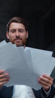 Başarılı, mutlu, Kafkasyalı, kağıt fırlatan yetişkin iş adamı iş hayatında başarı, büyüme, orta yaşlı, yönetici girişimci erkek, ofisten çıkan belgeleri fırlatıyor.