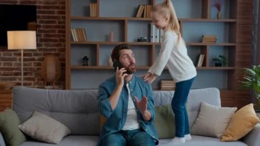 Evde beyaz bir aile var. Babaları telefonda yaramaz kızları konuşuyor. Kanepeye atlıyor. Sinirli baba iş adamı konuşuyor.