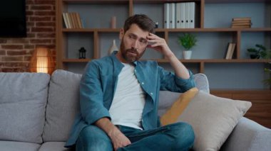 Stresli, yorgun, beyaz bir baba, kulakları kapalı, evde koşan gürültücü bir kız var. Yaramaz kız aktif baba rolü oynuyor hiperaktif çocuk zor ebeveynlik kötü davranış ile stres baş ağrısı hisset