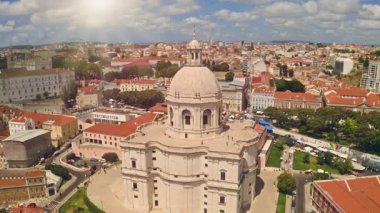 Havadan bakıldığında Lizbon Ulusal Panteon Portekiz İHA 'sı eski binaların üzerinde uçuyor. Barok kubbesi olan güzel mimari. Alfama bölgesi kırmızı çatıları. İlham verici kültür mirası seyahat alanı gezisi.