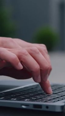 Şehir merkezindeki teknoloji kullanan şirket yazılımcı iş kadınıyla internet üzerinden mesajlaşan iş kadını bilgisayarında çalışan tanınmayan kadın elleri.