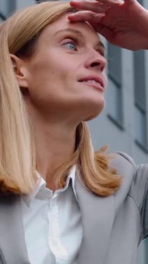 Kafkasyalı yetişkin iş kadını merhaba diyor ofis binasının yakınında orta yaşlı iş kadını toplantı bekliyor avucunun içi gibi yönetici işveren arıyor.