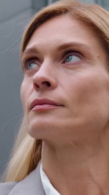 Kafadan çekilen başarılı Kafkasyalı yetişkin iş kadını kameraya bakıp gülümseyen mutlu bir iş kadını kadın lider profesyonel yönetici şehir merkezinde çalışan mutlu bir gülümseme portresi.