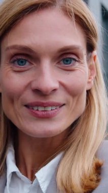 İnternet kamerası, beyaz ırktan orta yaşlı bir iş kadınının şehir merkezindeki konferansta konuşan iş kadınıyla yakın plan görüntüsü.