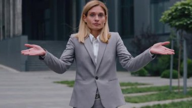 Kafası karışmış Kafkasyalı orta yaşlı iş kadını güvenilmez iş kadını kadın şaşkın girişimci kadın şehir merkezindeki yönetici kadın çalışanın omuz omuza omuza omuz omuza verişi.