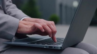 Şehir merkezindeki teknoloji kullanan şirket yazılımcı iş kadınıyla internet üzerinden mesajlaşan iş kadını bilgisayarında çalışan tanınmayan kadın elleri.