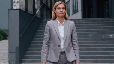 Başarılı orta yaşlı Kafkasyalı iş kadını ofis yakınında yürüyen yetişkin bir iş kadını. Şehir merkezinde kadın profesyonel yönetici olarak işe giriyor.