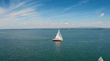 Torreira Portekiz 'in hava aracı görüntüsü iki yelkenli lüks yelkenli tekneler açık mavi su üzerinde güneşli hava güneşli hava macerası yat yarışı yaz tatili seyahati