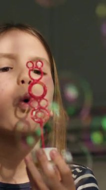 Kafkasyalı küçük kız evde parti sabun köpüğü üflüyor küçük çocuk kızı neşeli sabun köpüğü gülümsüyor mutlu çocukluk eğlencesi neşeli neşeli neşeli bebek eğlencesi